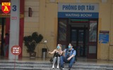 Hà Nội: Nhiều khách nước ngoài vẫn thờ ơ với khẩu trang nơi công cộng